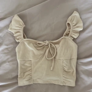 Topp - En beige topp i bra skick, helt oanvänd 🤍