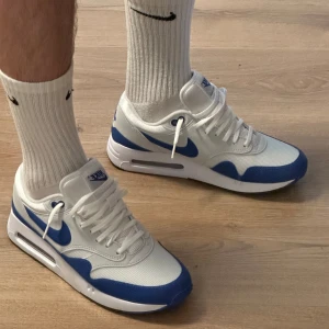 Nike Air Max 1 - Nike Air Max 1 ’86 OG G  Storlek 42, helt nya Använda 1 gång utomhus (annars hade jag returnerat) och tyckte att de var för små.  Kvitto finns. Nypris 1899kr, ett sånt här kap hittar man bara 1 gång i livet…