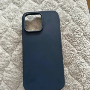 Blått mobilskal - Ett enkelt och stilrent blått mobilskal. Skalet har en öppning för kameran och är designat för att skydda baksidan och kanterna av mobilen.