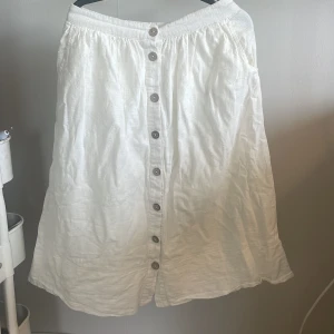 Storlek 152 - En kjol använd ca 2 gånger väldig bekväm den är enkel att tvätta