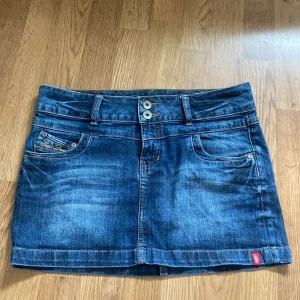 Jeanskjol - Säljer min sjukt snygga, lågmidjade jeanskjol, då den tyvärr inte längre kommer till någon användning!  Varan har inget synligt tecken på användning! ❣️😍