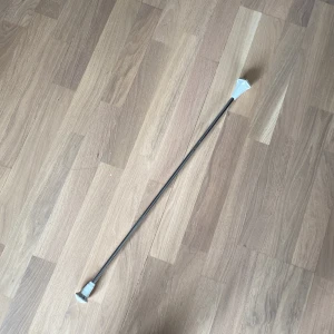 Drillstav  - En fin drillstav perfekt för nybörjare med åldern 6år och uppåt. Den har andvänds ca 1år men är fortfarande i gott skick. Säljs i Mölndal anars 20kr i frakt! Hoppas den som köper den blir nöjd!🤗