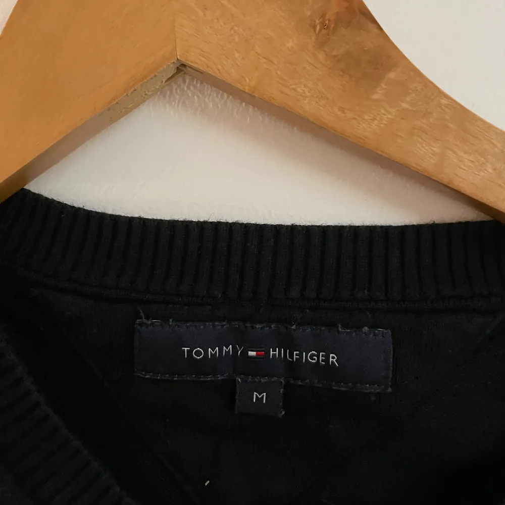 Tröjor från Tommy Hilfiger. Gott skick. Svart i strl M Mörkblå strl XL  450kr/styck eller 800kr för båda!  Finns i Gubbängen, kan mötas upp i Stockholm . Tröjor & Koftor.