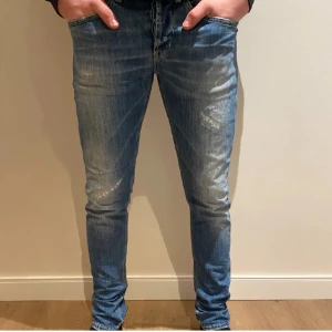 Dondup Jeans George - Säljer dessa dondup jeans i modellen George. Storleken är 32 och är i bra skick, 8/10! Hör av dig vid minsta fundering!