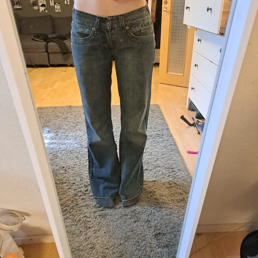 Jeans i storlek W28 och L32. De sitter väldigt lågmidjat och är utsvängda/vida. Byxorna är bra längd på mig som är ca 170. De är knappt använda men har lite tecken på användning längst ner på ena byxbenet. Hör gärna av dig vid frågor eller ifall du vill se fler bilder <3. Jeans & Byxor.