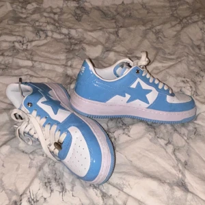 Bape stars skor  - Inga fläckar ser helt nya ut men är bara använd 1-2 ggr, bara 1 crease men man ser ej det ens. Dm detta numret +46729293679 (i Kristianstad kan shippas) 