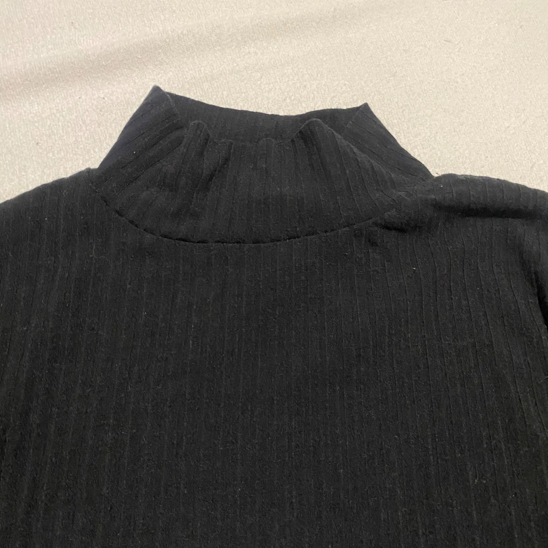 Ribbad tröja med slits och turtleneck  - 91