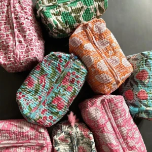 Necessär - Fina blocktryckta necessärer i olika färger. Skicka meddelande vid köp och vilken färg du önskar🥰  Det är en stor necessär, och även en mindre i samma set. 