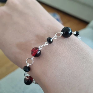 Armband med mörka toner - Handgjorda armband. Mått 17-20 cm. Det går att justera så den passar. 