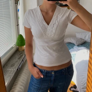 Vit tröja med detaljer - Vi tröja med detaljer runt urringningen, nyskick. Hör av dig vid frågor och använd köp nu ❤️‍🔥