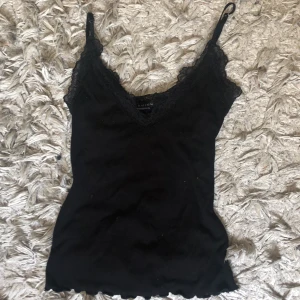 Spetslinne  - Köpt här på plick men komme ringde till användning längre. Storlek S men passar både mindre och större eftersom det är stretchigt 