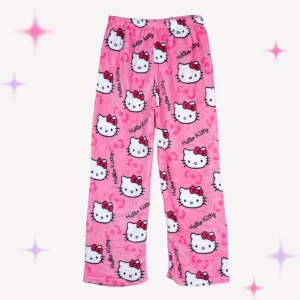Hello Kitty pyjamas  - Säljer mina hello Kitty pyjamas/mjukis byxor då dem ej kommer till andvändning, jätte skönt material som håller dig varm, andvönd Max 10 gånger, skriv vid frågor om mått eller nått annat, SKRIV TILL MIG INNAN NI KÖPER!