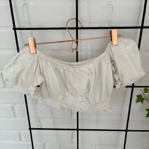 Vit offshoulder topp - Vit topp från Nelly i storlek S. Aldrig använd🫶