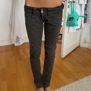 Raka pepe jeans  - Säljer de här superskön och super låga pepe jeans. De är 39 tvärs över midjan, 16cm ner till grenen och 84 i Innerbensmått 