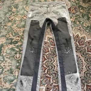 Flared jeans - Det här är en flared jean som mest amerikaner använder nuförtiden. Jag säljer dem för att jag behöver pengar.