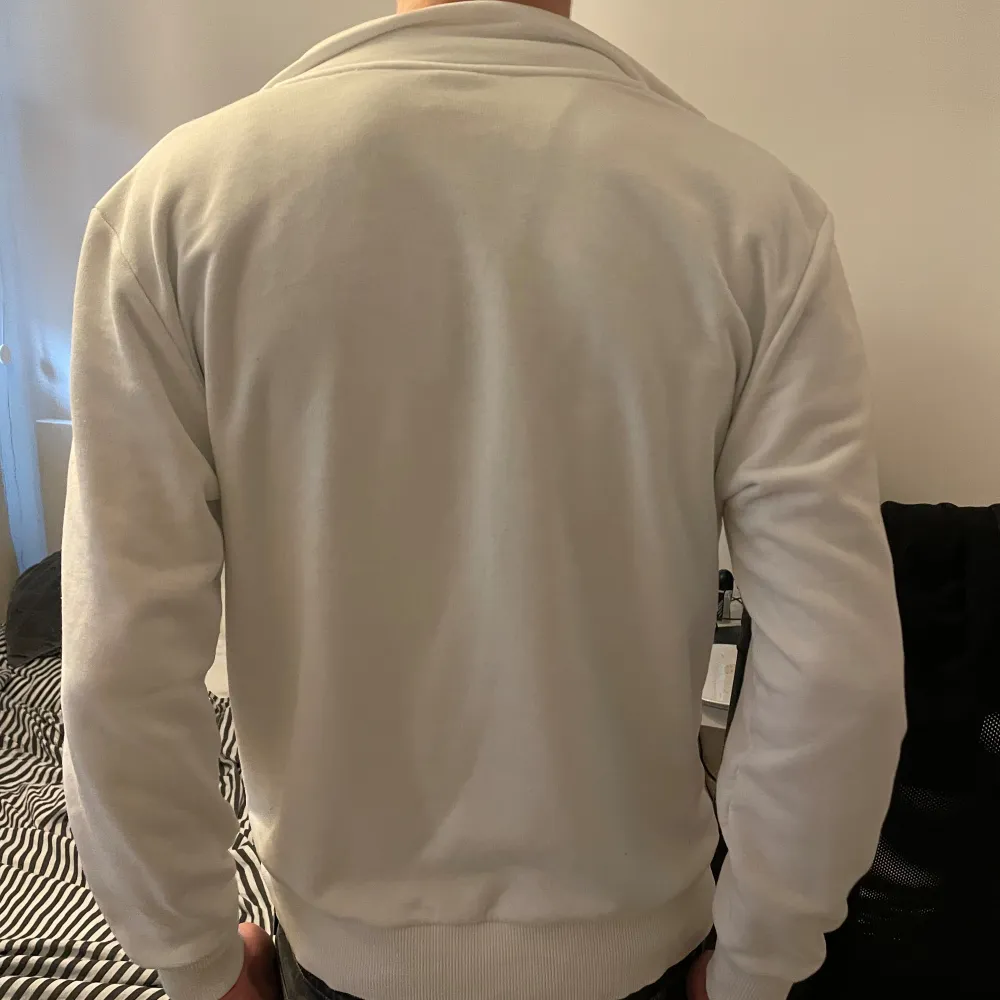 Säljer min killes hoodie då han inte använder den längre. Tröjan är inköpt i slutet av sommarn förra året och är sparsamt använd under hösten bara. Priset kan diskuteras vid snabb affär hör av er om ni har frågor💗. Hoodies.