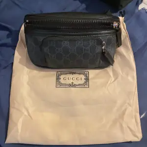 Tja jag säljer denna Gucci bag för jag inte använder den längre och den är inte min stil inga märken eller några fel på den ! Priset kan diskuteras vid snabb affär 