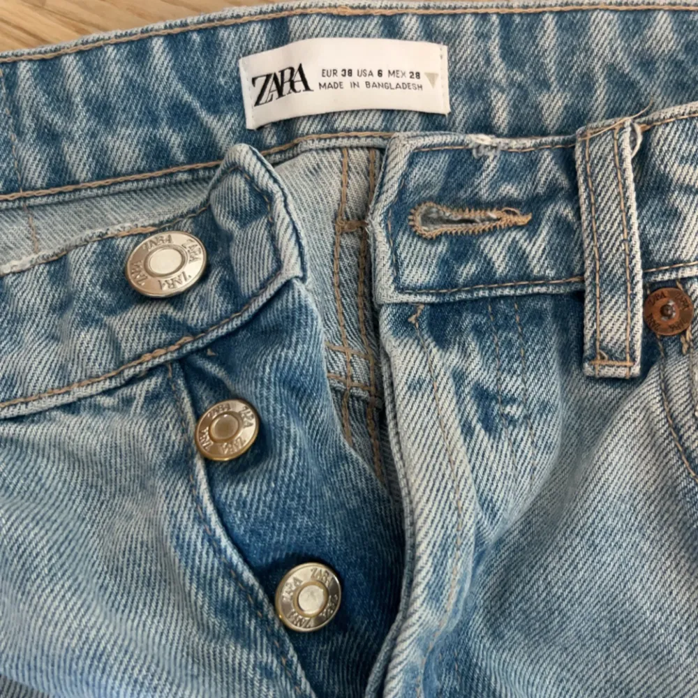 Jeans ifrån zara med hål vid knäna. Kommer inte till användning. Skriv privat vid frågor och mått💓. Jeans & Byxor.