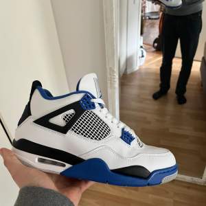 Säljer mina Jordan 4 racing Blue Sparsamt använda   Ingen box därav pris  Säljer för 1000kr eller högstbjudande Kan skickas eller hämtas 