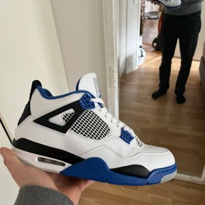 Jordan 4 Racing Blue 45 - Säljer mina Jordan 4 racing Blue Sparsamt använda   Ingen box därav pris  Säljer för 1000kr eller högstbjudande Kan skickas eller hämtas 