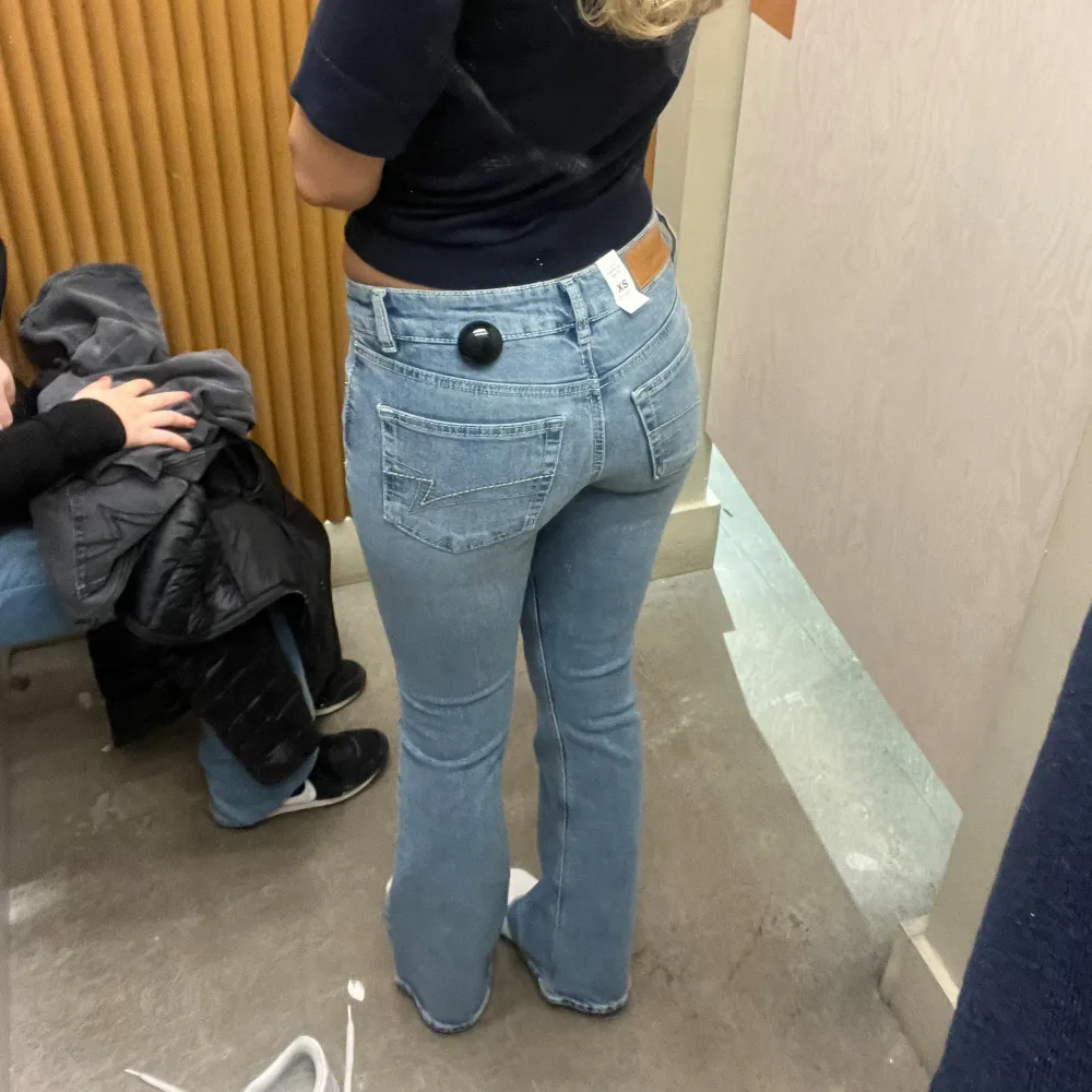Lågmidjade jeans storlek xs perfekt längd på mig som är 170. Jeans & Byxor.