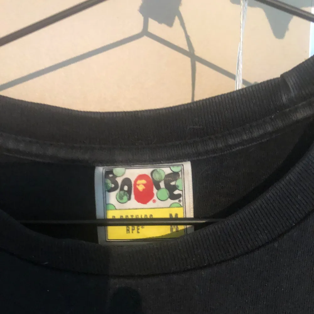 Very sentimental piece to me but i dont wear it anymore so i’l let it go. Authentic, bought off grailed (can show receipt and send more pics of the tags.) Nice bape size M-S fit. T-shirts.