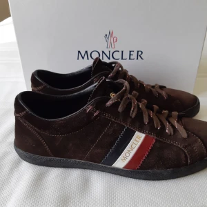 Moncler skor!!! - Tja! Säljer dessa super Moncler skor. De är i superbra skick nästan aldrig använda. Tar gärna byten. Skriv om du har någon fråga. Gå in på min profil för att hitta andra kläder och skor i andra färger och storlekar!!!