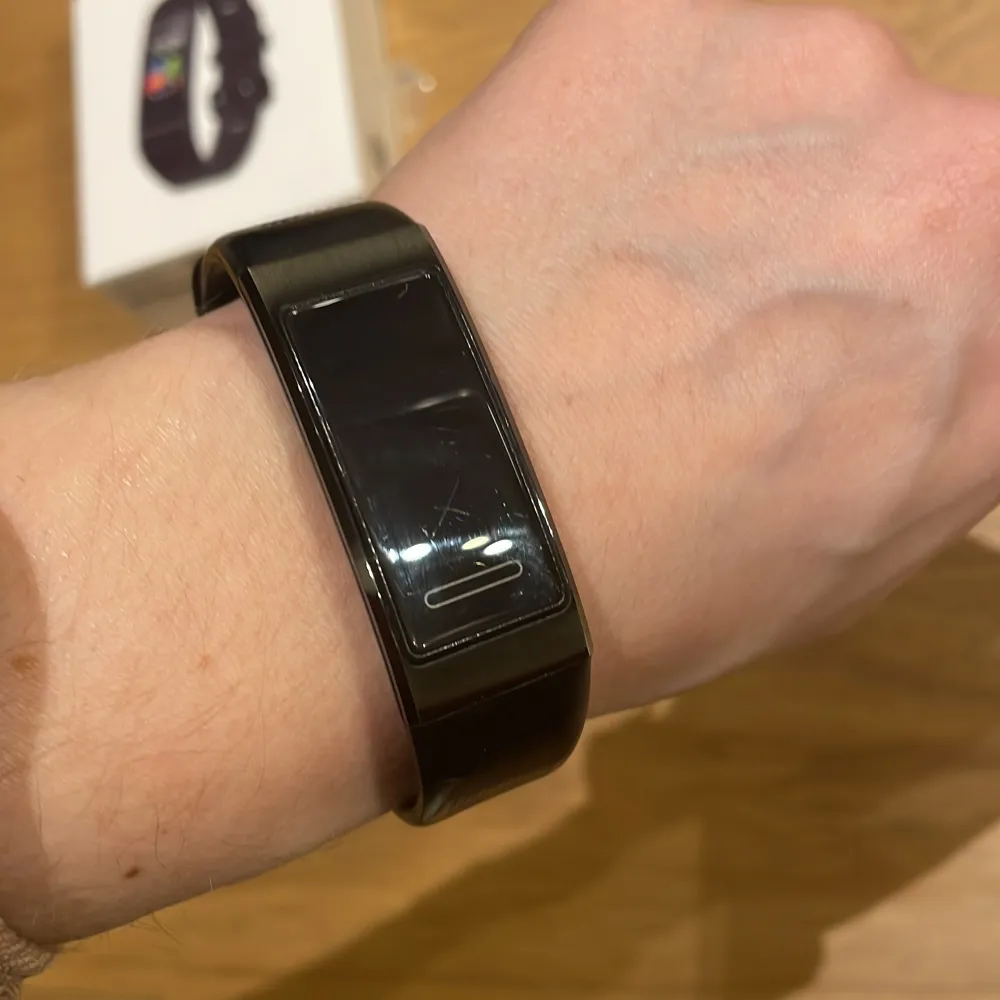 Välanvänd klocka men mycket kvar att ge. Inga problem med funktionen. Lite små repor på skärmen och bandet syns att det är använt. Öglan som håller remen är trasig så sitter ett gummiband nu. Avtagbar rem så det finns att köpa ny. Laddsladd ingår. Accessoarer.