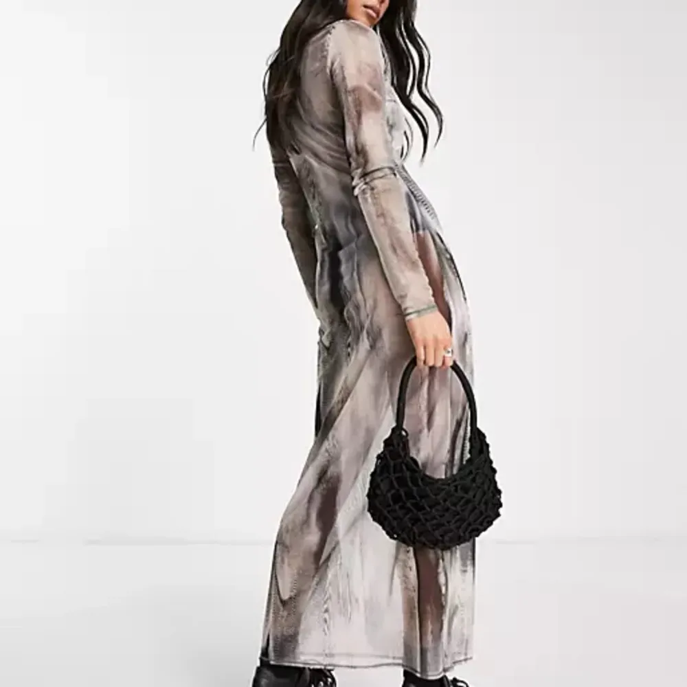 Långklänning i grå mesh från Weekday, endast använd vid ett tillfälle. Otroligt fin med byxor under också 😍. Klänningar.