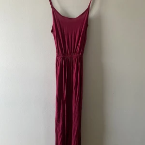 Lång sommarklänning - Jättehärlig sommarklänning i såå fin färg! Storlek xxs, hade dock sagt att den passar xs också. Helt ny, har lapparna kvar. Från hm 