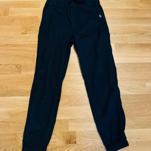 Mörkblå jeans  - Mörkblå jeans jättebra skick använd 1 gång, för mer information och bilder kontakta mig. 
