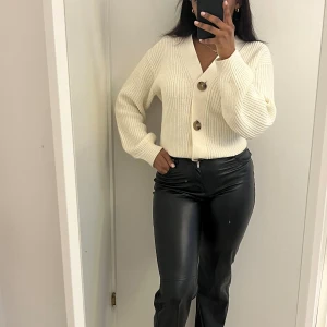 Skinnbyxor - Skinnbyxor från Bershka strl XS passar dock en S!