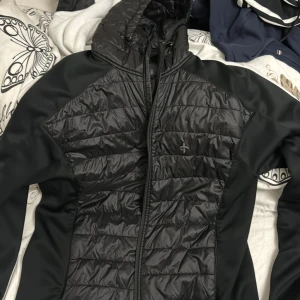 Jacka från Cross Sportswear - Säljer denna jackan från cross sportswear, den är i jätte fint skick och passar perfekt nu till våren/sommaren.