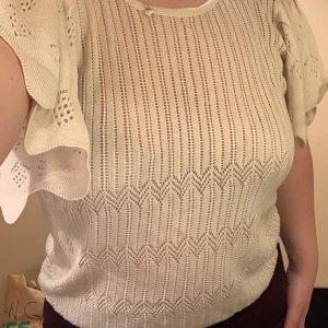 2 för 150! - Säljer båda dessa tröjor som ser likadana ut, ena beige andra svart för 150 kr tillsammans! Fina volangarmar. Säljer pågrund av brist på användning💗väldigt stretchiga och luftiga