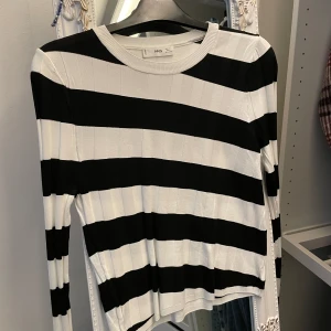 Randig Mango Tröja - Aldrig använd tröja, sitter bra och är skön i materialet.