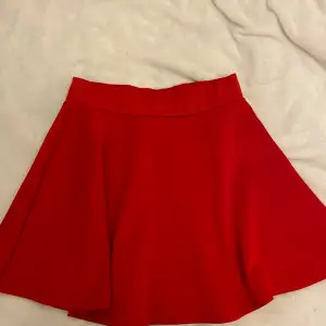 En fin röd kjol från Kappahl! Sälja p.g.a ingen andvändning och förliten. Har 2 fläckar men syns inte så mycket 