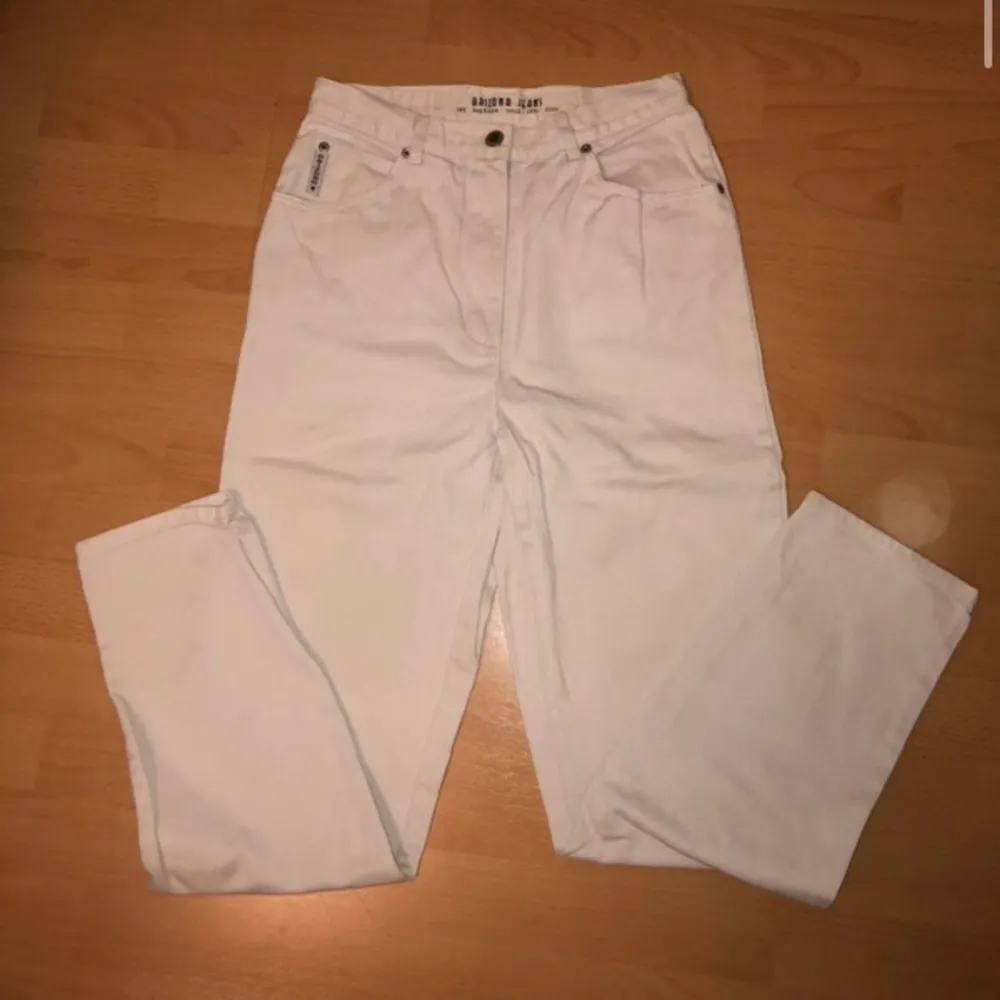 Vita jeans ifrån märket Arizona.  Bra skick & 38 i storlek.  För mer info eller bilder på, kontakta mig 🤗 . Jeans & Byxor.