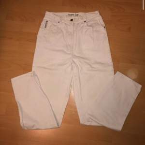 Vita jeans ifrån märket Arizona.  Bra skick & 38 i storlek.  För mer info eller bilder på, kontakta mig 🤗 