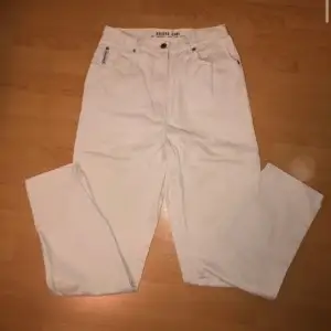 Vita jeans ifrån märket Arizona.  Bra skick & 38 i storlek.  För mer info eller bilder på, kontakta mig 🤗 