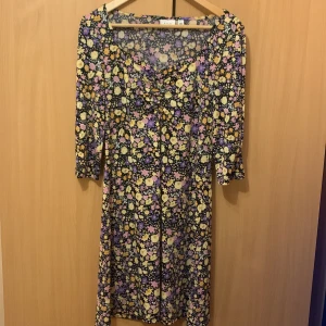 Sommarklänning💗 - Inte använt! Perfekt till sommaren. Har korta armar. Passar mig som är 160 cm lång. Stretchig