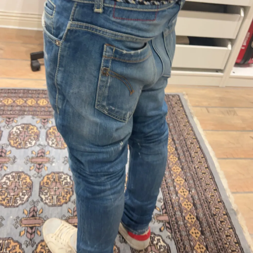 Dondup jeans storlek 30. Jätte bra skick.  Dma om ni har frågor eller vill ha fler bilder! *går att pruta*. Jeans & Byxor.