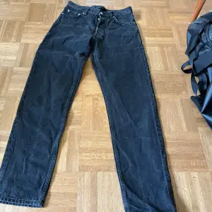 Säljer dessa svarta jeans, bra skick, inga problem med jeansen, från Weekday och därför säljer jag de rätt billigt från vanliga priset trots secondhand. Mellan 200-300kr
