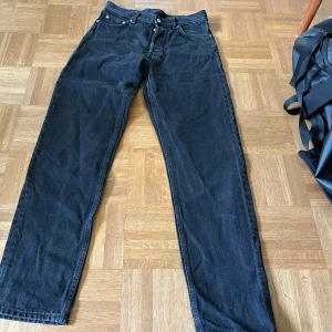 Svarta Jeans Barrel Relaxed Tapered Jeans  - Säljer dessa svarta jeans, bra skick, inga problem med jeansen, från Weekday och därför säljer jag de rätt billigt från vanliga priset trots secondhand. Mellan 200-300kr