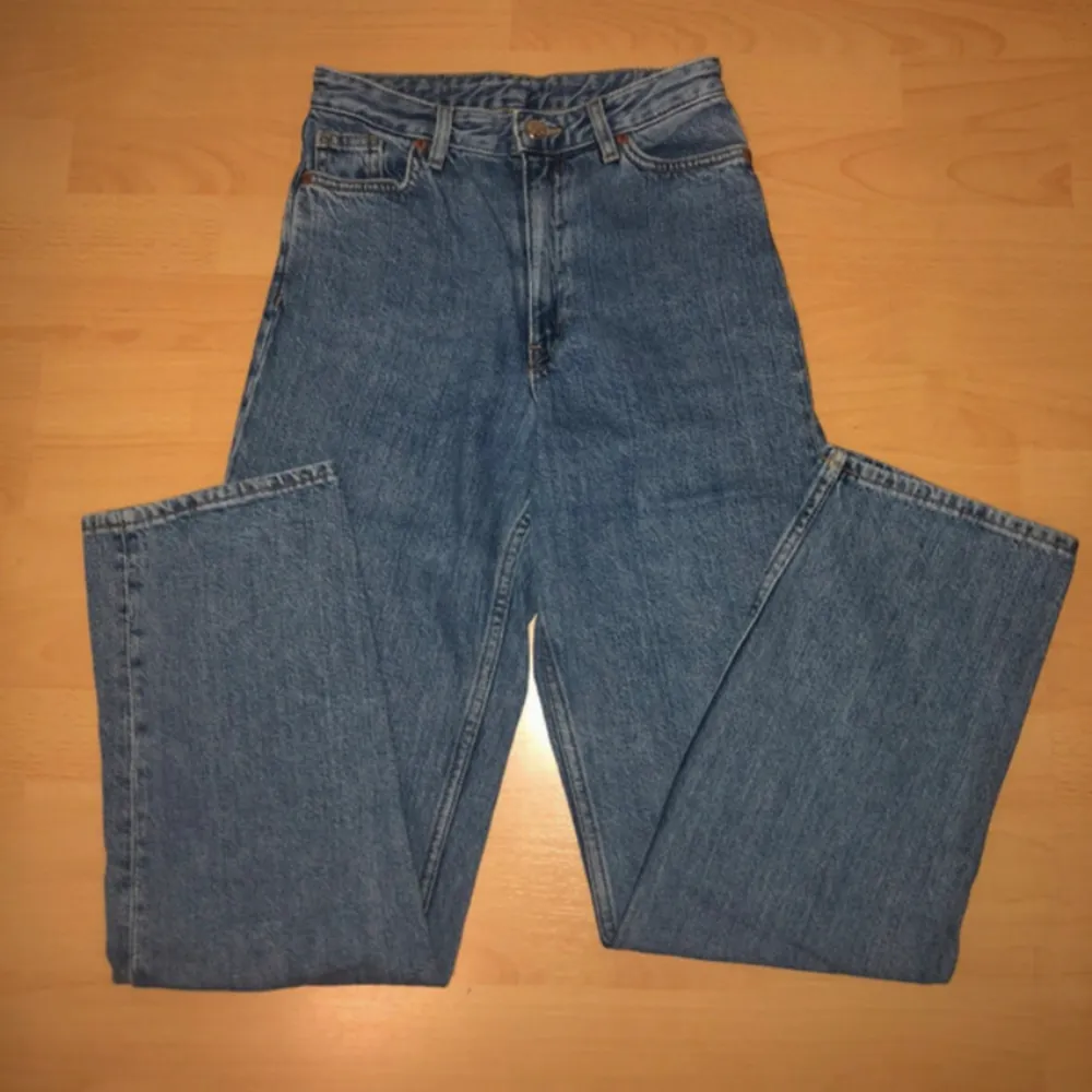 Raka jeans ifrån Monki i storlek 24 I väldigt gott skick  För mer info eller bilder på, kontakta mig 🤗. Jeans & Byxor.
