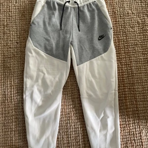 Nike tech byxor vit/grå  - Storlek xs.   Bra skick 9/10.   Pris: 390kr plus frakt. 