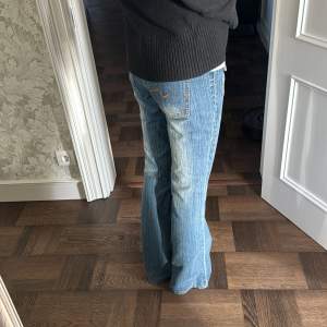 Säljer dessa super snygga jeansen som är tyvärr för stora på mig🥹🥹🥹