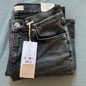 innerbenslängden= 72cm💕 jag säljer dessa low waisted petite bootcut jeans ifrån gina tricot strlk 36. helt nya och oanvända💕