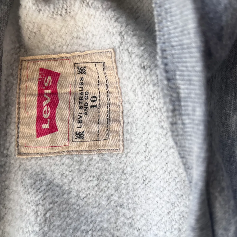 Grå tröja från Levis som endast använts fåtal gånger utan defekter eller skador😇. Tröjor & Koftor.