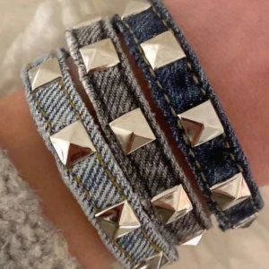 Armband - Nitarmband  Välj mellan ljusblå/blå/svart/grå 100kr/st. Standardmåttet är 16cm skicka annars egen mått om du vill!! Finns guldnitar som är något större än silvernitarna Säljer även dubbel för 195kr/st. FRI FRAKT VID KÖP AV TVÅ annars 20kr💘💘