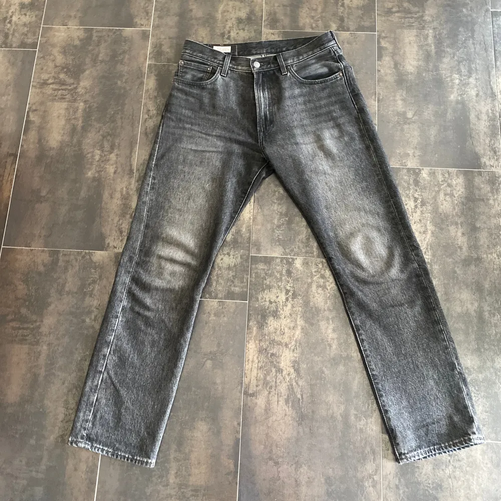 Säljer ett par feta Levis jeans 551 dem är extremt bra skick inga defekter, dem är svarta men har en lite gråare tvätt. Strl 30/32. Jeans & Byxor.